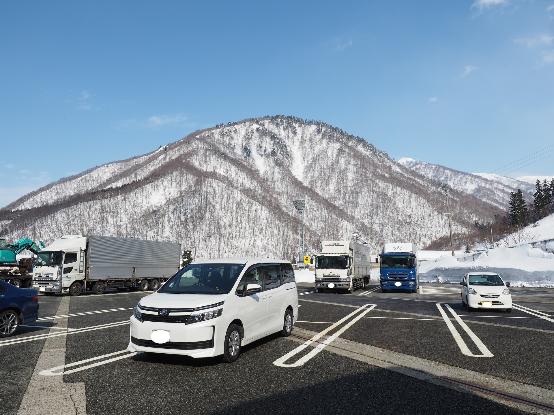 新潟県柏崎市車中泊 その3 雪はモノの凹凸を平らにする Voxyで行く車中泊